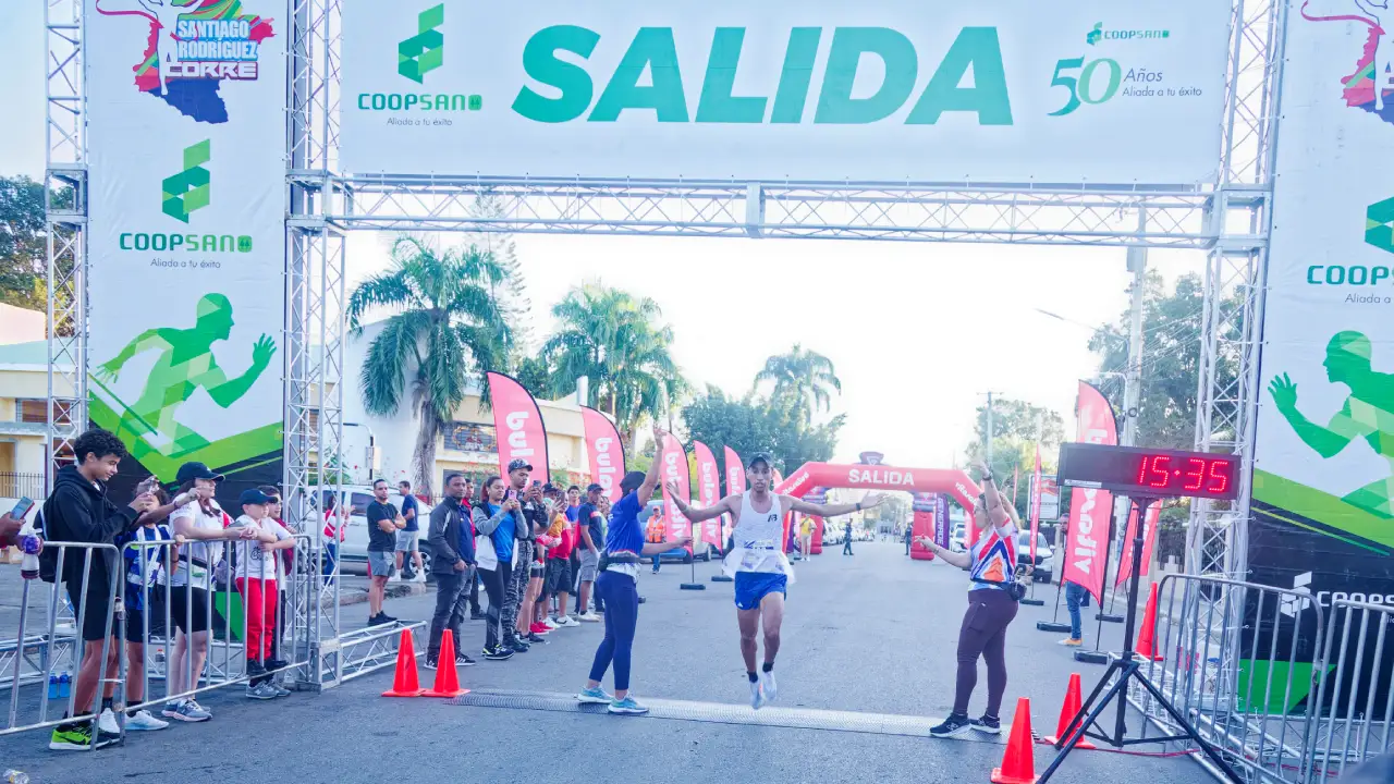 Javier Almonte conquista 5k en Santiago Rodriguez Corre 2025