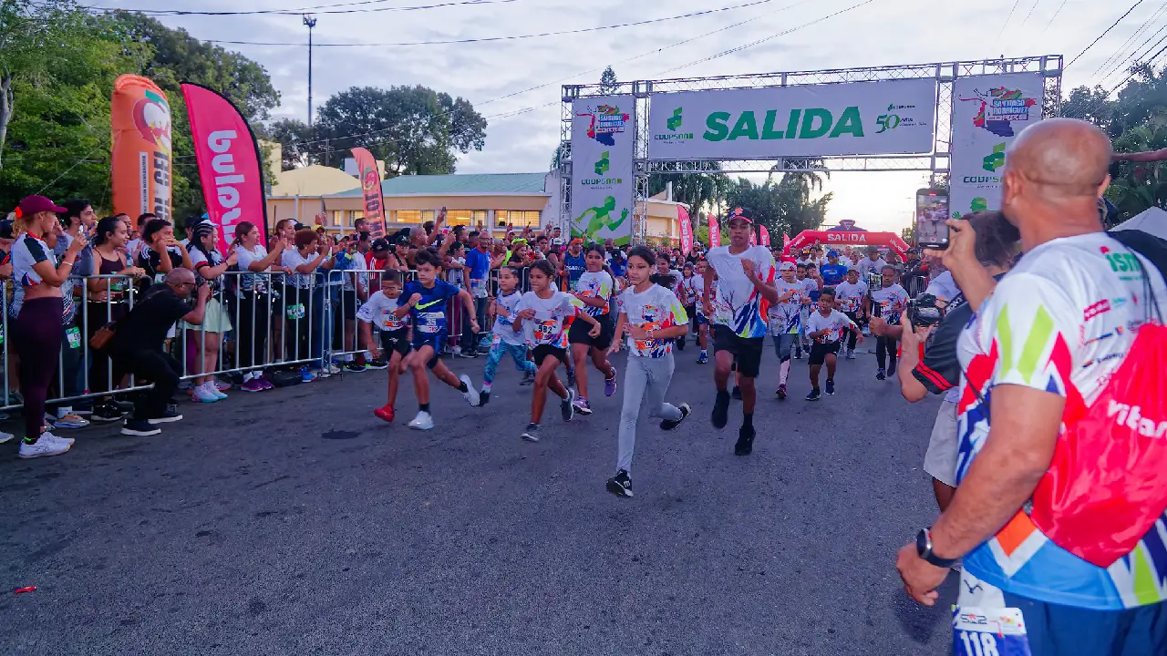 Salida de la modalidad 1K en Santiago Rodriguez Corre 2025. | Foto: Hipolito Peralta